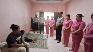 Ringankan Beban Sesama, Kapolsek dan Bhayangkari Tigabinanga Berikan Bantuan kepada Warga Penderita Stroke